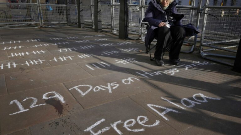 De terugkeer van Alaa Abd El-Fattah naar het Verenigd Koninkrijk: Een betekenisvolle gebeurtenis