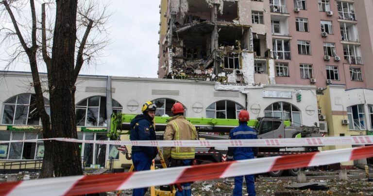 De voortdurende oorlog tussen Rusland en Oekraïne: een overzicht van de belangrijkste gebeurtenissen op dag 1.403