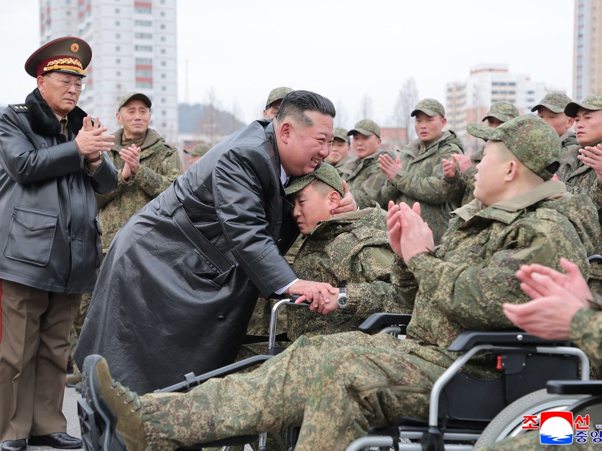 Kim Jong Un verleent 'helden' titels aan soldaten die in de oorlog in Oekraïne zijn gesneuveld