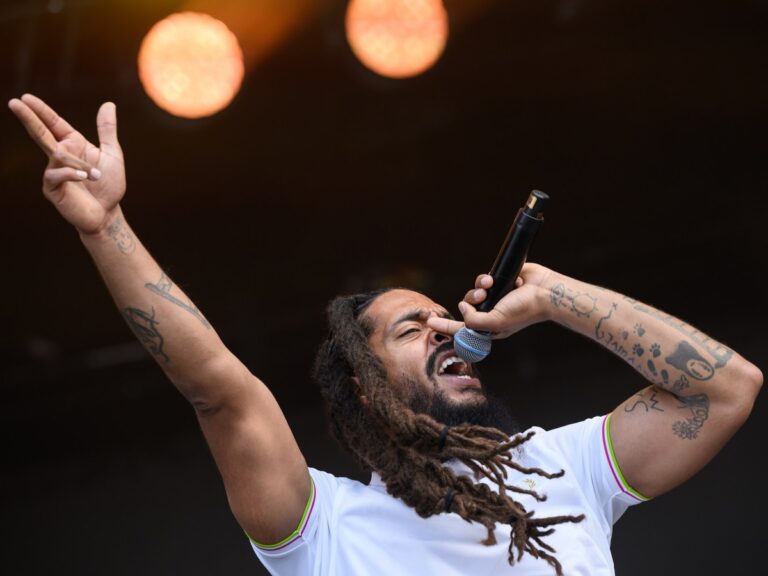 Politie in het Verenigd Koninkrijk stopt onderzoek naar chants van Bob Vylan over het Israëlische leger