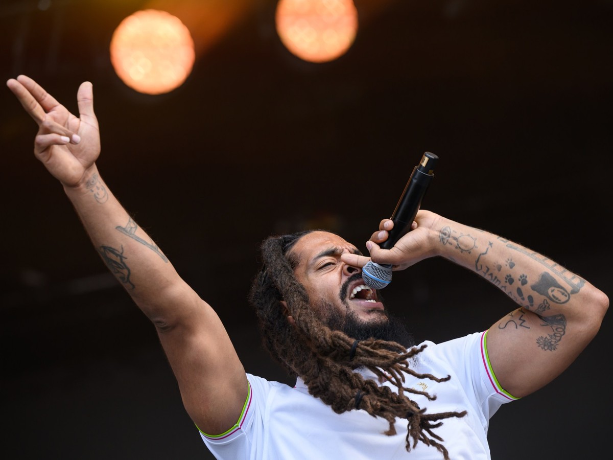 Politie in het Verenigd Koninkrijk stopt onderzoek naar chants van Bob Vylan over het Israëlische leger