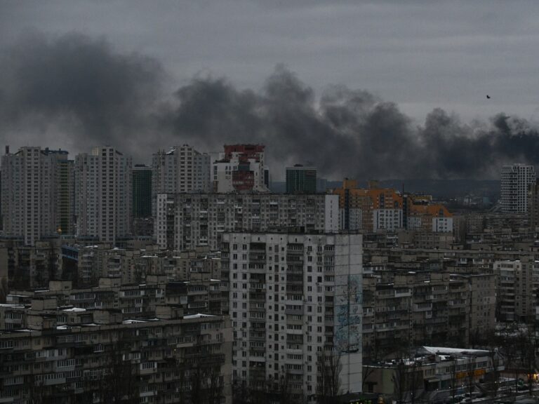 Rusland voert aanval uit op Kiev vlak voor ontmoeting tussen Trump en Zelenskyy