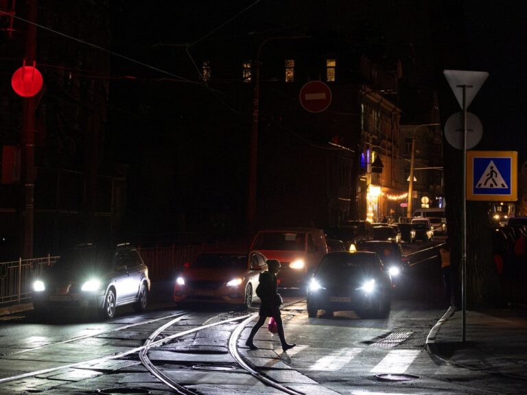 Russianse aanvallen leggen duizenden in Oekraïne zonder stroom terwijl vredesbesprekingen voortduren